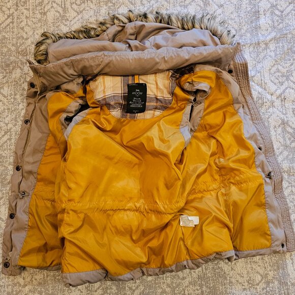 GAP Women's puffer vest with hood M good used condition - Picture 2 of 3